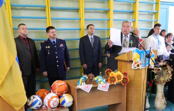 Правоохоронці привітали підшефних зі святом Останнього дзвоника (фото) - фото 1 Правоохоронці привітали підшефних зі святом Останнього дзвоника (фото) - фото 1