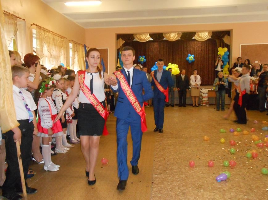 Как в Днепродзержинске отметили праздник последнего звонка (фото) - фото 12 Как в Днепродзержинске отметили праздник последнего звонка (фото) - фото 12