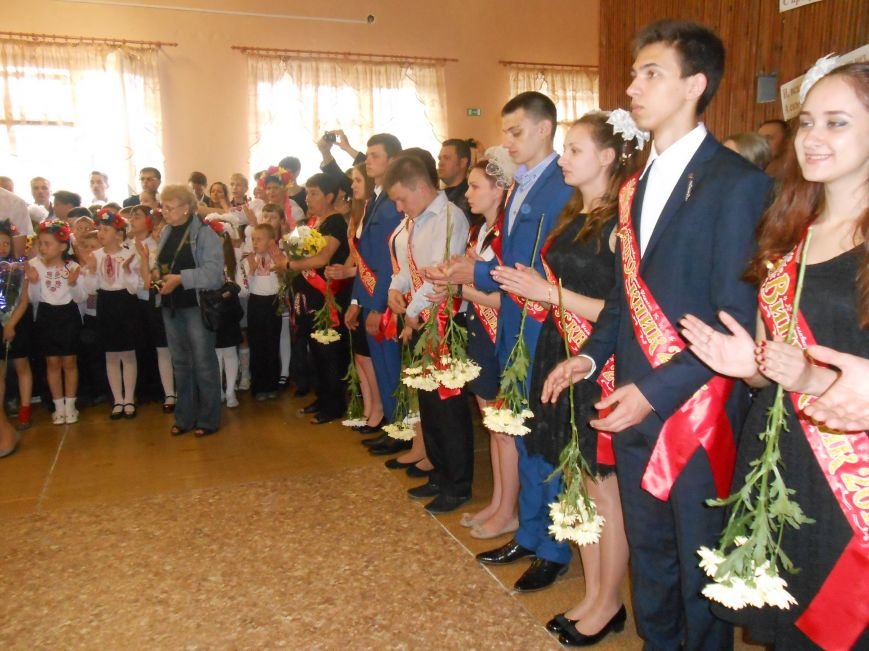 Как в Днепродзержинске отметили праздник последнего звонка (фото) - фото 2 Как в Днепродзержинске отметили праздник последнего звонка (фото) - фото 2