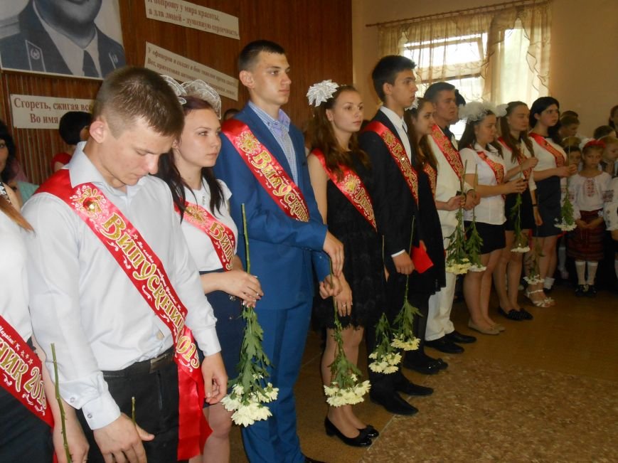 Как в Днепродзержинске отметили праздник последнего звонка (фото) - фото 1 Как в Днепродзержинске отметили праздник последнего звонка (фото) - фото 1