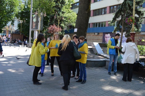В Івано-Франківську відбулася бартерна акція «Ви нам цигарку - ми вам цукерку» (ФОТО) (фото) - фото 3 В Івано-Франківську відбулася бартерна акція «Ви нам цигарку - ми вам цукерку» (ФОТО) (фото) - фото 3