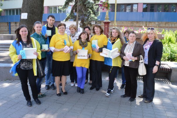 В Івано-Франківську відбулася бартерна акція «Ви нам цигарку - ми вам цукерку» (ФОТО) (фото) - фото 1 В Івано-Франківську відбулася бартерна акція «Ви нам цигарку - ми вам цукерку» (ФОТО) (фото) - фото 1