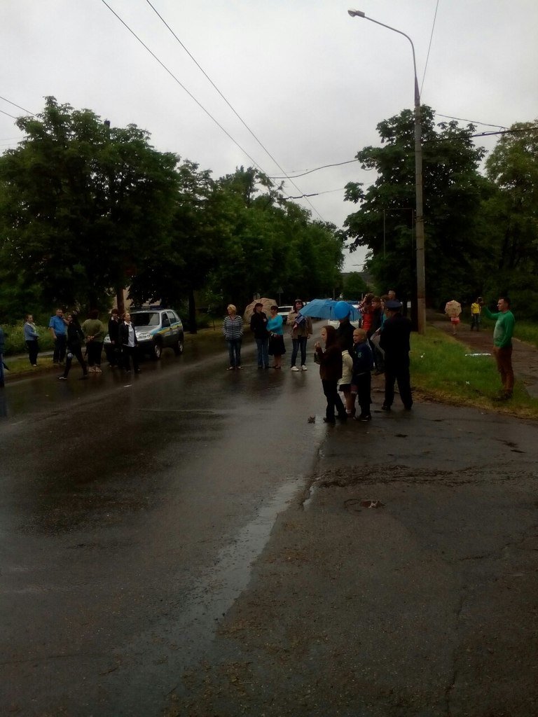 Последний звонок в 54 школе закончился акцией протеста и перекрытием дороги (ФОТО) (фото) - фото 1 Последний звонок в 54 школе закончился акцией протеста и перекрытием дороги (ФОТО) (фото) - фото 1
