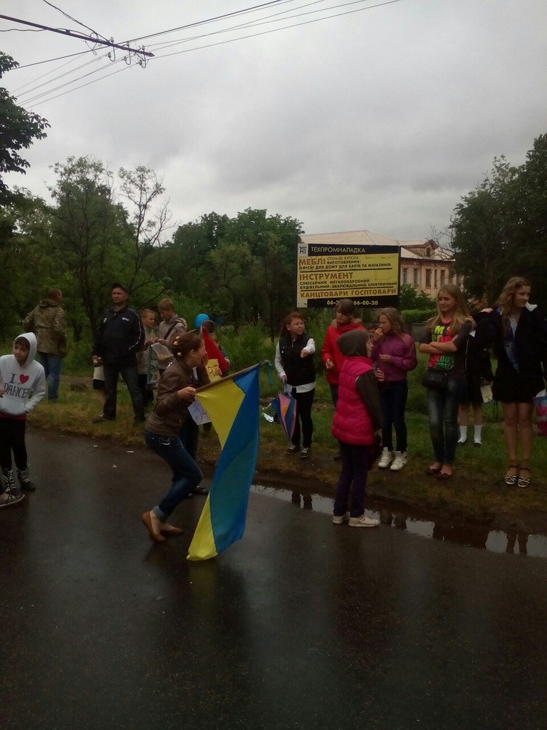 Последний звонок в 54 школе закончился акцией протеста и перекрытием дороги (ФОТО) (фото) - фото 1 Последний звонок в 54 школе закончился акцией протеста и перекрытием дороги (ФОТО) (фото) - фото 1