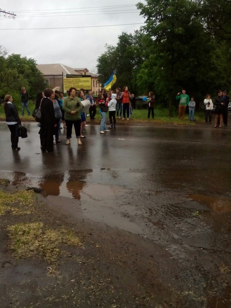 Последний звонок в 54 школе закончился акцией протеста и перекрытием дороги (ФОТО) (фото) - фото 1 Последний звонок в 54 школе закончился акцией протеста и перекрытием дороги (ФОТО) (фото) - фото 1