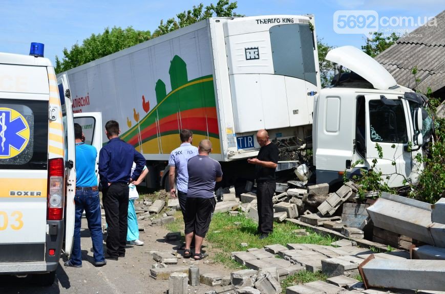 В Елизаветовке произошло ДТП – фура-рефрижератор врезалась в дом (фото) - фото 5 В Елизаветовке произошло ДТП – фура-рефрижератор врезалась в дом (фото) - фото 5