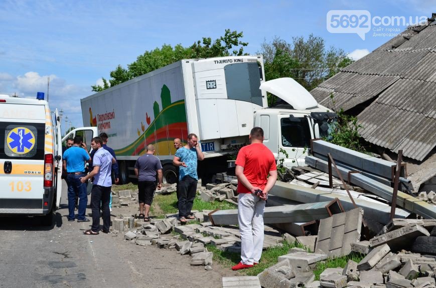В Елизаветовке произошло ДТП – фура-рефрижератор врезалась в дом (фото) - фото 2 В Елизаветовке произошло ДТП – фура-рефрижератор врезалась в дом (фото) - фото 2