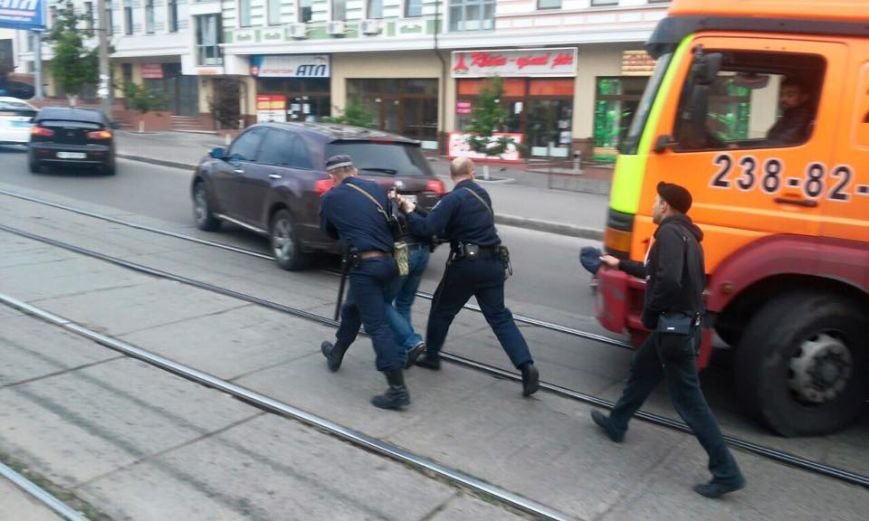 В Киеве владелец МАФа угрожал коммунальщикам пистолетом (ФОТО) (фото) - фото 1 В Киеве владелец МАФа угрожал коммунальщикам пистолетом (ФОТО) (фото) - фото 1