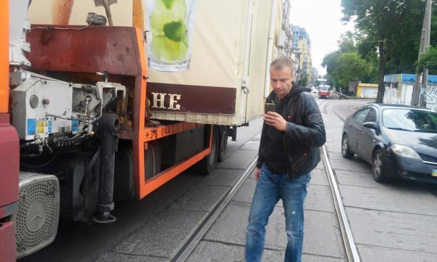 В Киеве владелец МАФа угрожал коммунальщикам пистолетом (ФОТО) (фото) - фото 1 В Киеве владелец МАФа угрожал коммунальщикам пистолетом (ФОТО) (фото) - фото 1