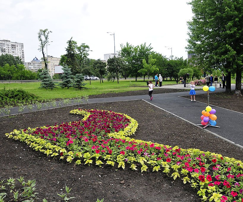 В Киеве на Серафимовича открыли новый сквер (ФОТО) (фото) - фото 1 В Киеве на Серафимовича открыли новый сквер (ФОТО) (фото) - фото 1