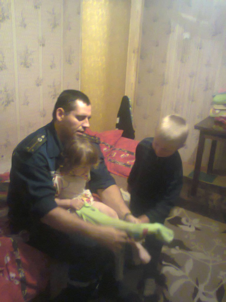 В Днепродзержинске оставленных без присмотра детей спасли от падения с балкона (фото) - фото 1 В Днепродзержинске оставленных без присмотра детей спасли от падения с балкона (фото) - фото 1