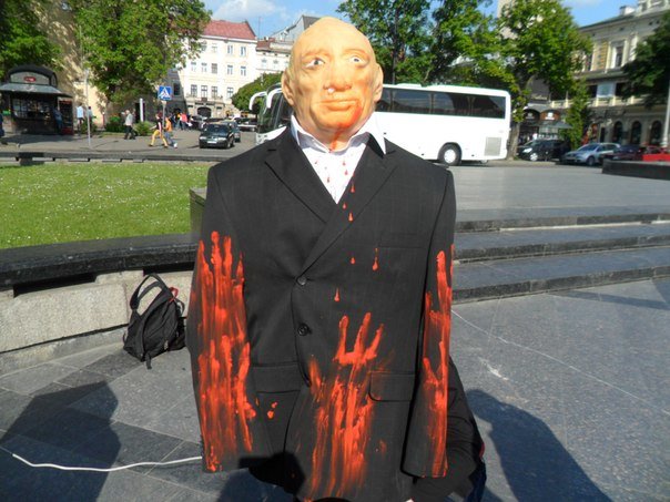 У центрі Львова відлупцювали Путіна (ФОТО+ВІДЕО) (фото) - фото 1 У центрі Львова відлупцювали Путіна (ФОТО+ВІДЕО) (фото) - фото 1