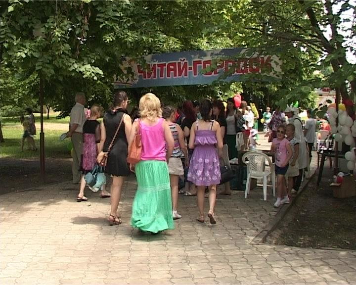Первого июня Центральный парк Армавира превратился в Город детства (фото) - фото 1 Первого июня Центральный парк Армавира превратился в Город детства (фото) - фото 1