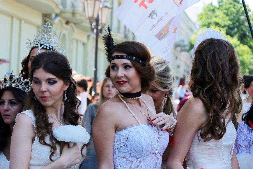 В центре Одессы 50 невест разрезали свадебные торты (ФОТОРЕПОРТАЖ) (фото) - фото 1 В центре Одессы 50 невест разрезали свадебные торты (ФОТОРЕПОРТАЖ) (фото) - фото 1