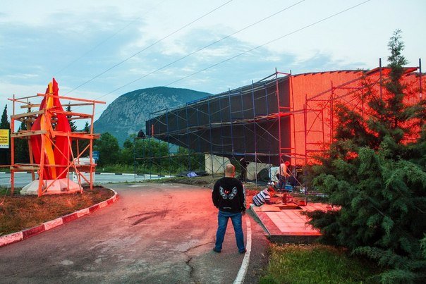 На въезде в «Артек» устанавливают гигантскую стелу-экран (ФОТО, ВИДЕО) (фото) - фото 3 На въезде в «Артек» устанавливают гигантскую стелу-экран (ФОТО, ВИДЕО) (фото) - фото 3