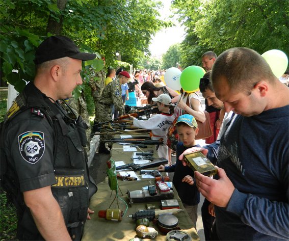 У Кіровограді міліціонери долучилися до організації свята для підростаючого покоління. ФОТО (фото) - фото 1 У Кіровограді міліціонери долучилися до організації свята для підростаючого покоління. ФОТО (фото) - фото 1