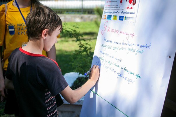 Участники акции «Нет - курению!» запустили в небо сигареты, от которых отказались кременчужане (ФОТО) (фото) - фото 1 Участники акции «Нет - курению!» запустили в небо сигареты, от которых отказались кременчужане (ФОТО) (фото) - фото 1