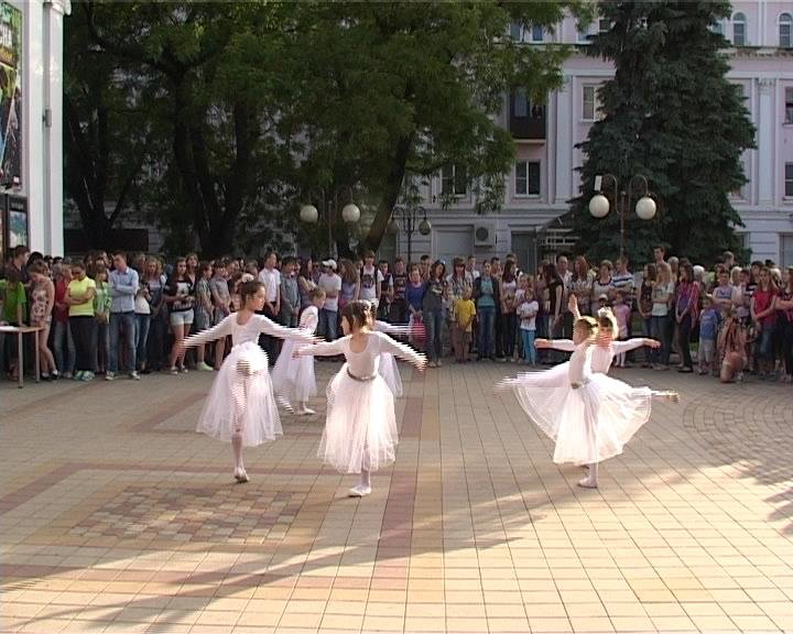 В Армавире в день защиты детей открыли летние дворовые площадки (фото) - фото 1 В Армавире в день защиты детей открыли летние дворовые площадки (фото) - фото 1