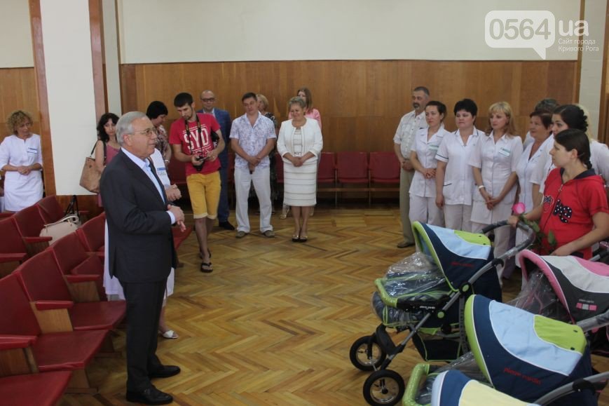 В Кривом Роге: протестовали предприниматели, зэки резали вены из-за... В Кривом Роге: протестовали предприниматели, зэки резали вены из-за ссоры в столовой, мэр поздравил мам с рождением деток в День город (фото) - фот...