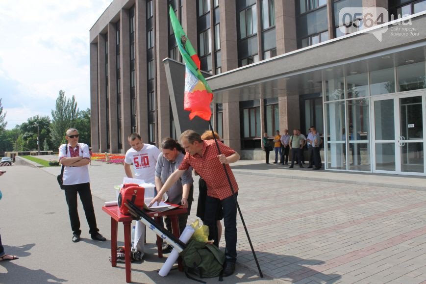 В Кривом Роге: протестовали предприниматели, зэки резали вены из-за... В Кривом Роге: протестовали предприниматели, зэки резали вены из-за ссоры в столовой, мэр поздравил мам с рождением деток в День город (фото) - фот...