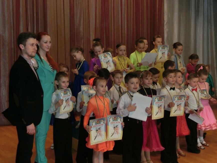 «Весняні зорі – 2015»: танцоры из Димитрова и Красноармейска зажига... «Весняні зорі – 2015»: танцоры из Димитрова и Красноармейска зажигали танцпол (фото) - фото 3