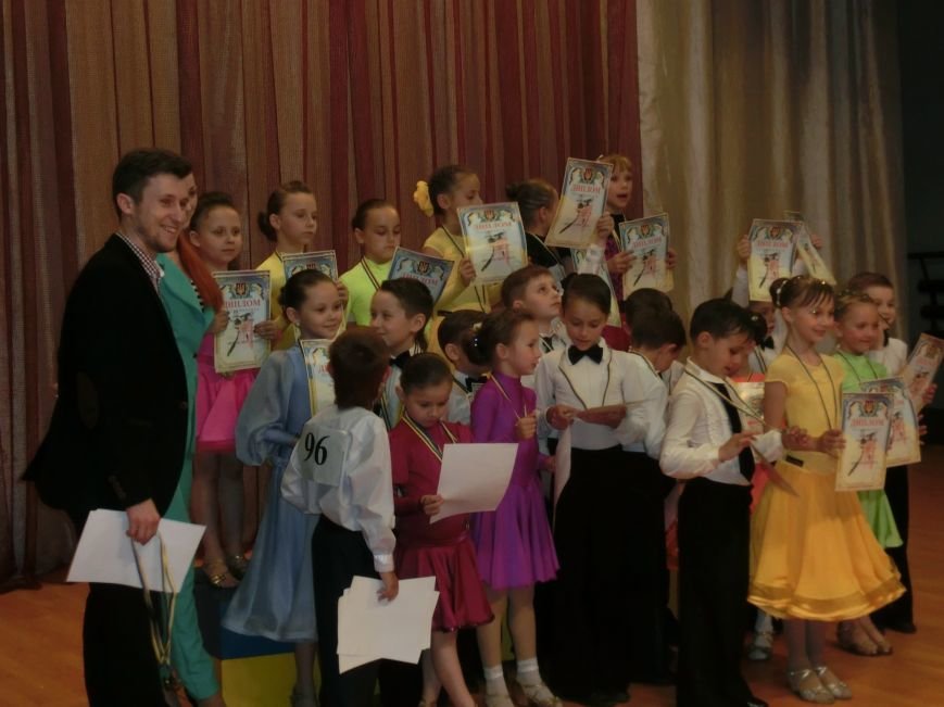 «Весняні зорі – 2015»: танцоры из Димитрова и Красноармейска зажига... «Весняні зорі – 2015»: танцоры из Димитрова и Красноармейска зажигали танцпол (фото) - фото 4