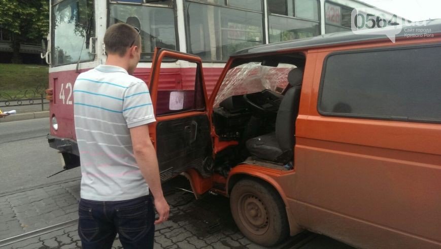 В Кривом Роге: встречали бойцов 42 бригады, у предпринимателя конфи... В Кривом Роге: встречали бойцов 42 бригады, у предпринимателя конфисковали товар, микроавтобус влетел в трамвай (фото) - фото 3