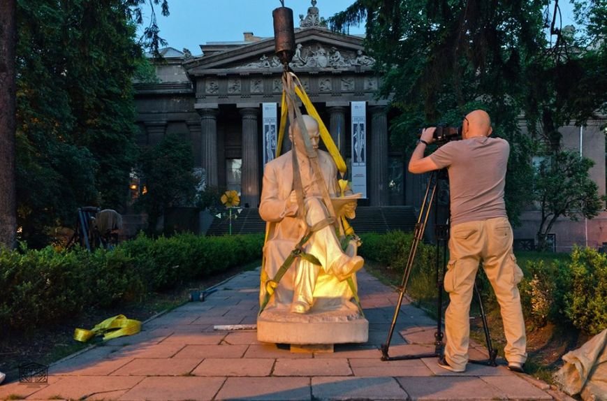 В Киеве Ленина из Музея искусств «переселили» в гараж (ФОТО) (фото) - фото 1 В Киеве Ленина из Музея искусств «переселили» в гараж (ФОТО) (фото) - фото 1