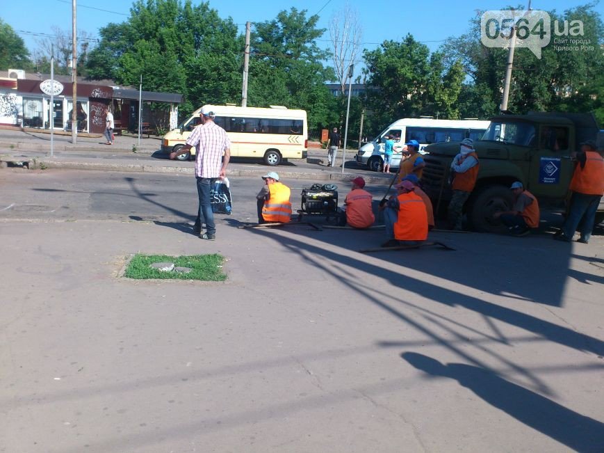 В Кривом Роге: внедорожник въехал в автобус, начался ремонт «убитой... В Кривом Роге: внедорожник въехал в автобус, начался ремонт «убитой» дороги, заключенные помогают украинским военнослужащим (фото) - фото 2