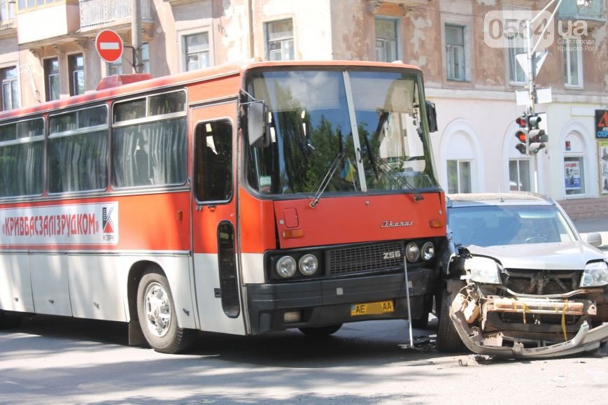 В Кривом Роге: внедорожник въехал в автобус, начался ремонт «убитой... В Кривом Роге: внедорожник въехал в автобус, начался ремонт «убитой» дороги, заключенные помогают украинским военнослужащим (фото) - фото 1