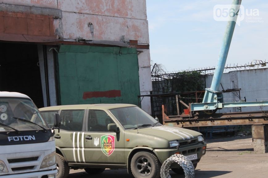 В Кривом Роге: внедорожник въехал в автобус, начался ремонт «убитой... В Кривом Роге: внедорожник въехал в автобус, начался ремонт «убитой» дороги, заключенные помогают украинским военнослужащим (фото) - фото 3
