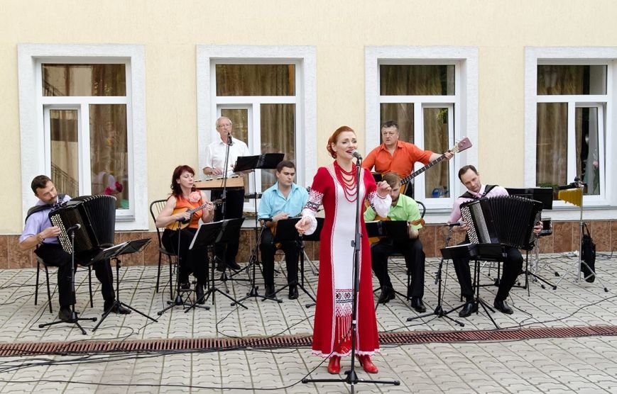 Николаевская филармония дает концерты под открытым небом (фото) - ф... Николаевская филармония дает концерты под открытым небом (фото) - фото 1