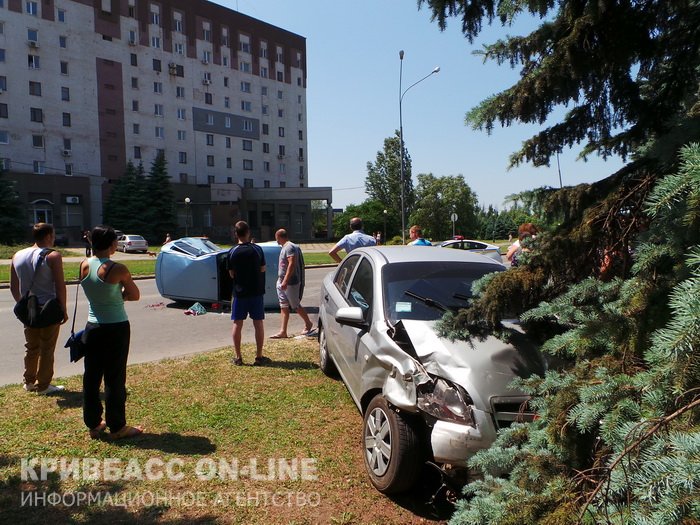 В центре Кривого Рога столкнулись две иномарки: госпитализирована водитель «Hyundai» (ФОТО) (фото) - фото 1 В центре Кривого Рога столкнулись две иномарки: госпитализирована водитель «Hyundai» (ФОТО) (фото) - фото 1