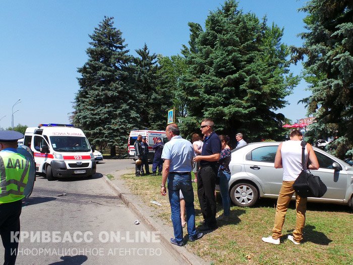 В центре Кривого Рога столкнулись две иномарки: госпитализирована водитель «Hyundai» (ФОТО) (фото) - фото 1 В центре Кривого Рога столкнулись две иномарки: госпитализирована водитель «Hyundai» (ФОТО) (фото) - фото 1