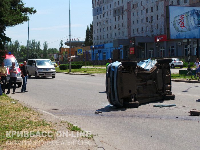 В центре Кривого Рога столкнулись две иномарки: госпитализирована водитель «Hyundai» (ФОТО) (фото) - фото 1 В центре Кривого Рога столкнулись две иномарки: госпитализирована водитель «Hyundai» (ФОТО) (фото) - фото 1