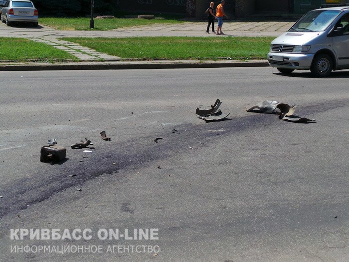 В центре Кривого Рога столкнулись две иномарки: госпитализирована водитель «Hyundai» (ФОТО) (фото) - фото 1 В центре Кривого Рога столкнулись две иномарки: госпитализирована водитель «Hyundai» (ФОТО) (фото) - фото 1