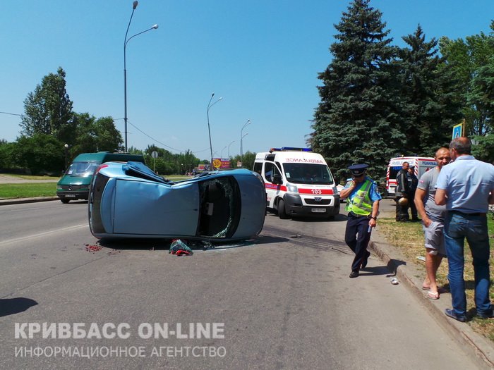 В центре Кривого Рога столкнулись две иномарки: госпитализирована водитель «Hyundai» (ФОТО) (фото) - фото 1 В центре Кривого Рога столкнулись две иномарки: госпитализирована водитель «Hyundai» (ФОТО) (фото) - фото 1