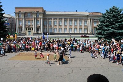 Встречаем лето! В Макеевке прошел праздник для детворы (фото) - фото 1 Встречаем лето! В Макеевке прошел праздник для детворы (фото) - фото 1
