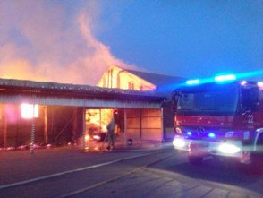 Вночі на Львівщині горіли склади на підприємстві з виробництва меблів (ФОТО+ВІДЕО) (фото) - фото 3 Вночі на Львівщині горіли склади на підприємстві з виробництва меблів (ФОТО+ВІДЕО) (фото) - фото 3