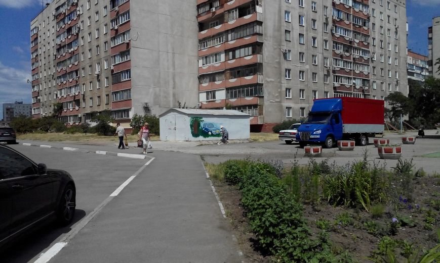 Запорожская пенсионерка превращает скучные гаражи в яркие полотна (... Запорожская пенсионерка превращает скучные гаражи в яркие полотна (ФОТО) (фото) - фото 1