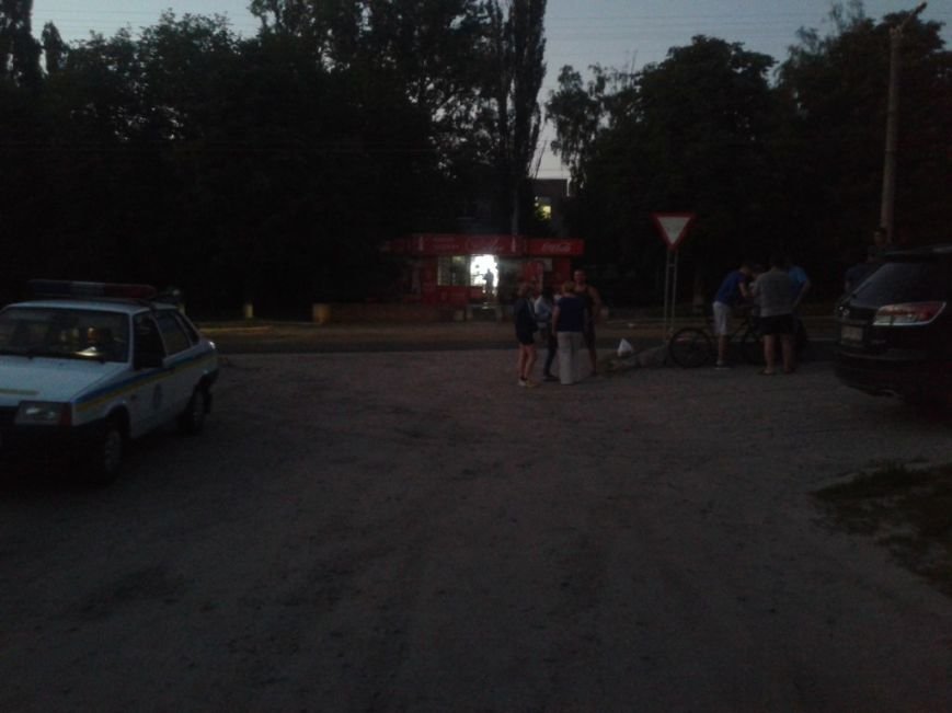 В Кировограде автомобиль сбил велосипедиста и скрылся с места происшествия. ФОТО (фото) - фото 1 В Кировограде автомобиль сбил велосипедиста и скрылся с места происшествия. ФОТО (фото) - фото 1