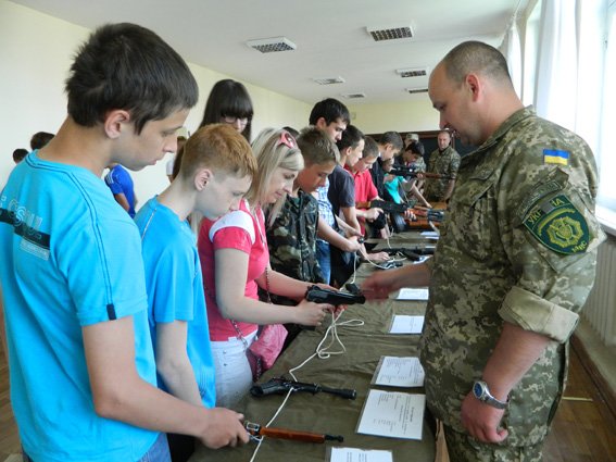 Правоохоронці організували для вихованців школи-інтернату ознайомчо-показові заняття з вогневої підготовки. ФОТО (фото) - фото 1 Правоохоронці організували для вихованців школи-інтернату ознайомчо-показові заняття з вогневої підготовки. ФОТО (фото) - фото 1