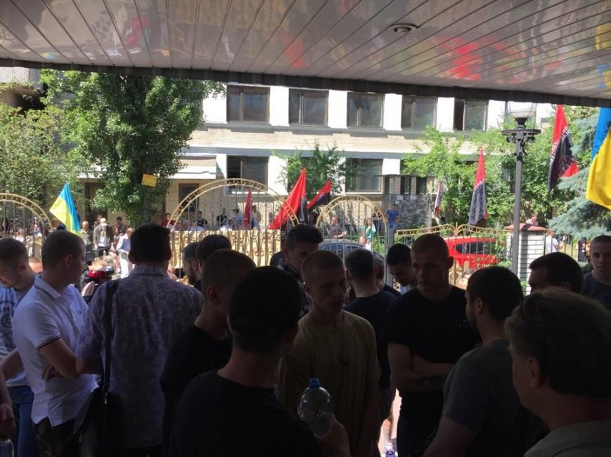 Судебный процесс над противниками ЛГБТ пикетируют 300 активистов (ФОТО) (фото) - фото 1 Судебный процесс над противниками ЛГБТ пикетируют 300 активистов (ФОТО) (фото) - фото 1