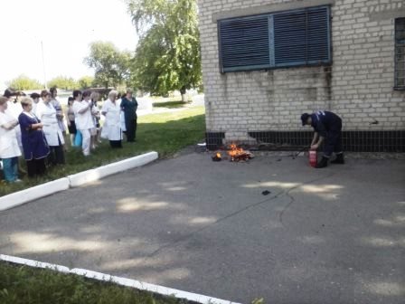Медики гасили пожар в Терновской горбольнице (фото) - фото 1 Медики гасили пожар в Терновской горбольнице (фото) - фото 1