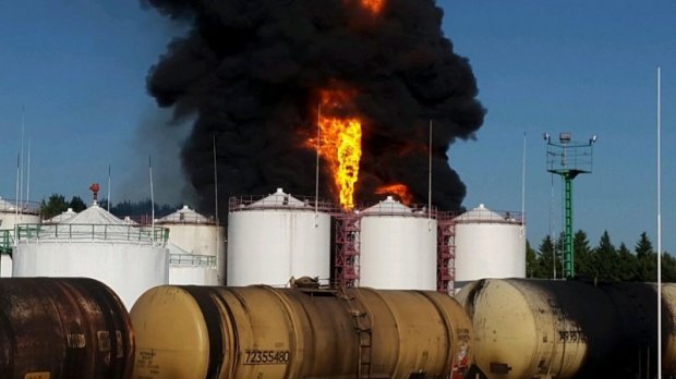 В Киевской области 90 спасателей ликвидируют крупный пожар на нефтебазе (ФОТО, ВИДЕО) (фото) - фото 1 В Киевской области 90 спасателей ликвидируют крупный пожар на нефтебазе (ФОТО, ВИДЕО) (фото) - фото 1
