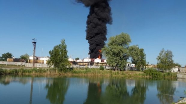 В Киевской области 90 спасателей ликвидируют крупный пожар на нефтебазе (ФОТО, ВИДЕО) (фото) - фото 1 В Киевской области 90 спасателей ликвидируют крупный пожар на нефтебазе (ФОТО, ВИДЕО) (фото) - фото 1