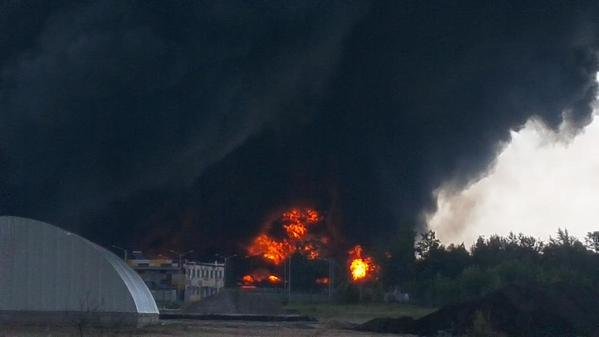 Под Киевом пылает нефтебаза, у ГосЧС не хватает техники, чтобы потушить распространяющийся пожар (фото) - фото 1
