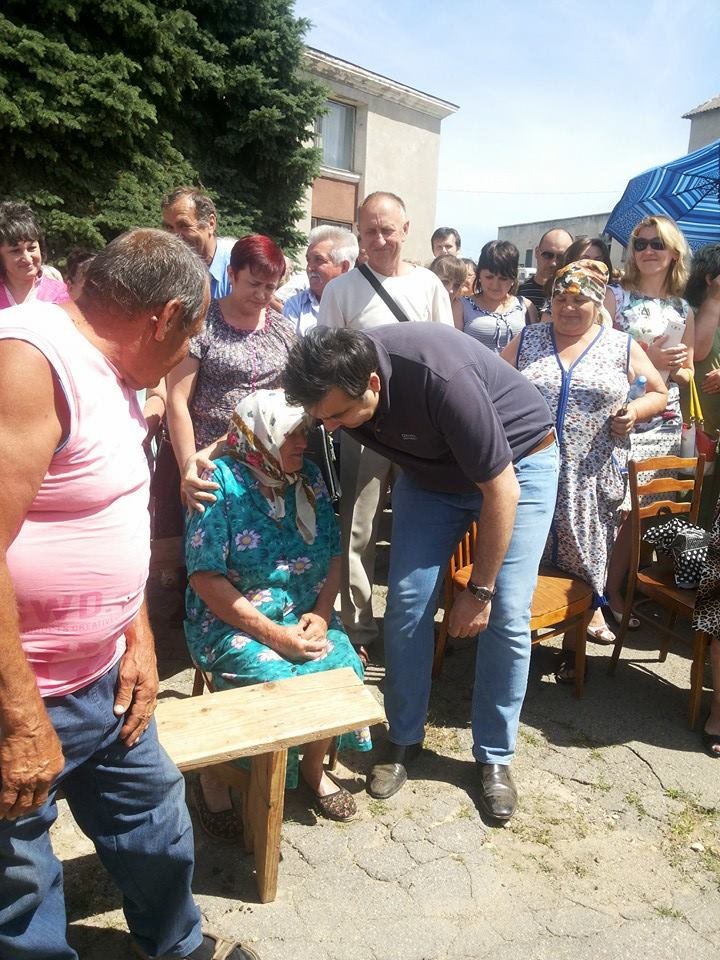 Ксения Собчак сопровождает Саакашвили в селе под Одессой (ФОТОФАКТ) (фото) - фото 1 Ксения Собчак сопровождает Саакашвили в селе под Одессой (ФОТОФАКТ) (фото) - фото 1