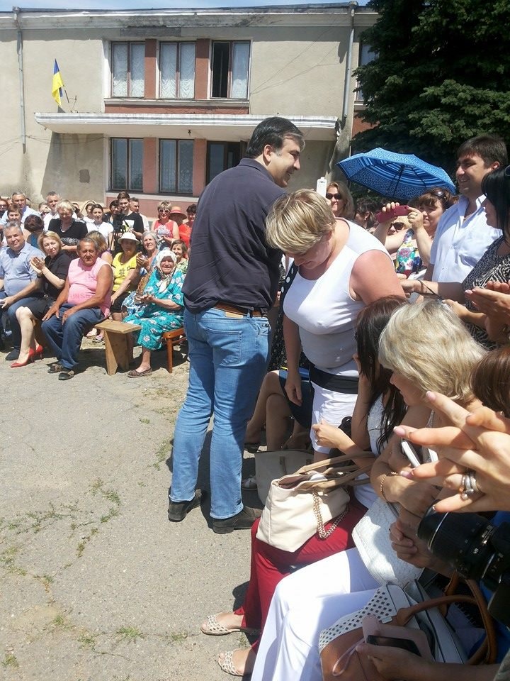 Ксения Собчак сопровождает Саакашвили в селе под Одессой (ФОТОФАКТ) (фото) - фото 1 Ксения Собчак сопровождает Саакашвили в селе под Одессой (ФОТОФАКТ) (фото) - фото 1