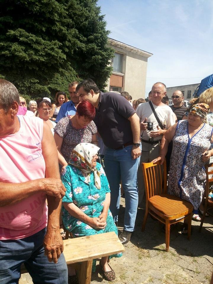 Ксения Собчак сопровождает Саакашвили в селе под Одессой (ФОТОФАКТ) (фото) - фото 1 Ксения Собчак сопровождает Саакашвили в селе под Одессой (ФОТОФАКТ) (фото) - фото 1